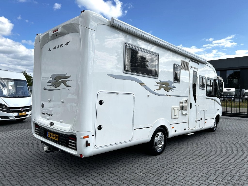Laika Kreos 7010 queensbed/hefbed/automaat/3.0L-180pk, Caravans en Kamperen, Fiat, 7 tot 8 meter, Bedrijf, Diesel