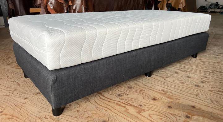 Eenpersoons boxspring met matras - 90x200, Huis en Inrichting, Tafels | Eettafels, Kunststof, Tot twee personen, Zo goed als nieuw
