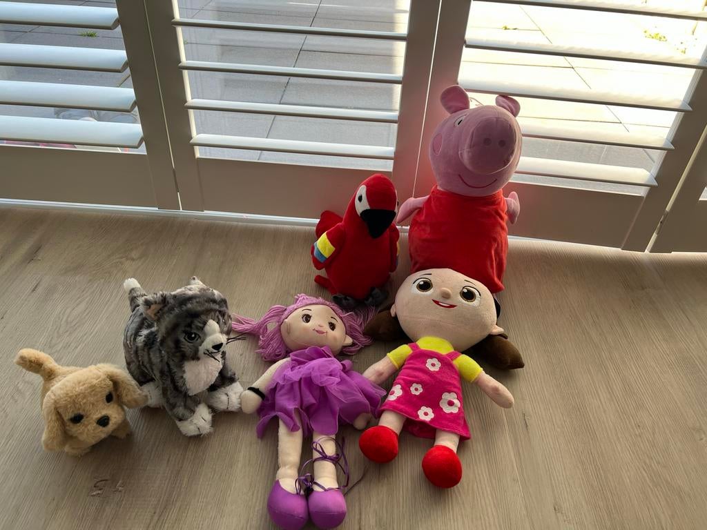 Leuke knuffelcollectie: Peppa Pig, papegaai, poppen, hond en, Kinderen en Baby's, Gebruikt, Peppa Pig, Meerkleurig, Hond