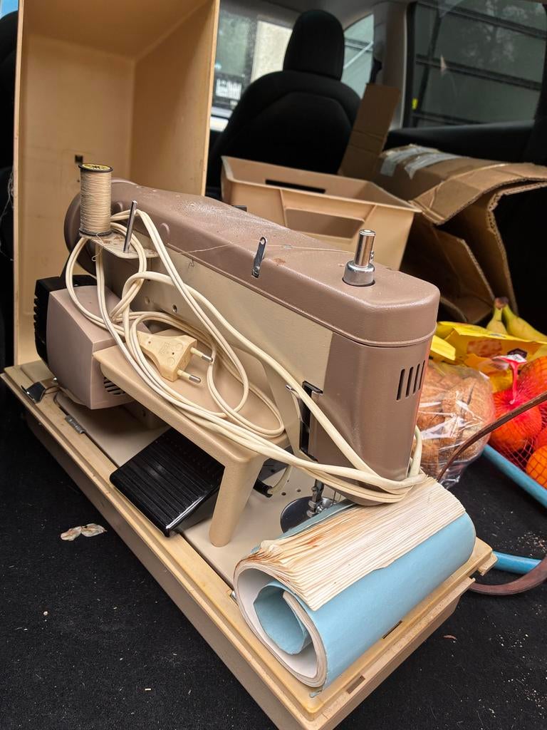 Vintage Naaimachine met Koffer - Bruin/Beige, Hobby en Vrije tijd, Naaimachines en Toebehoren, Ophalen, Gebruikt, Naaimachine
