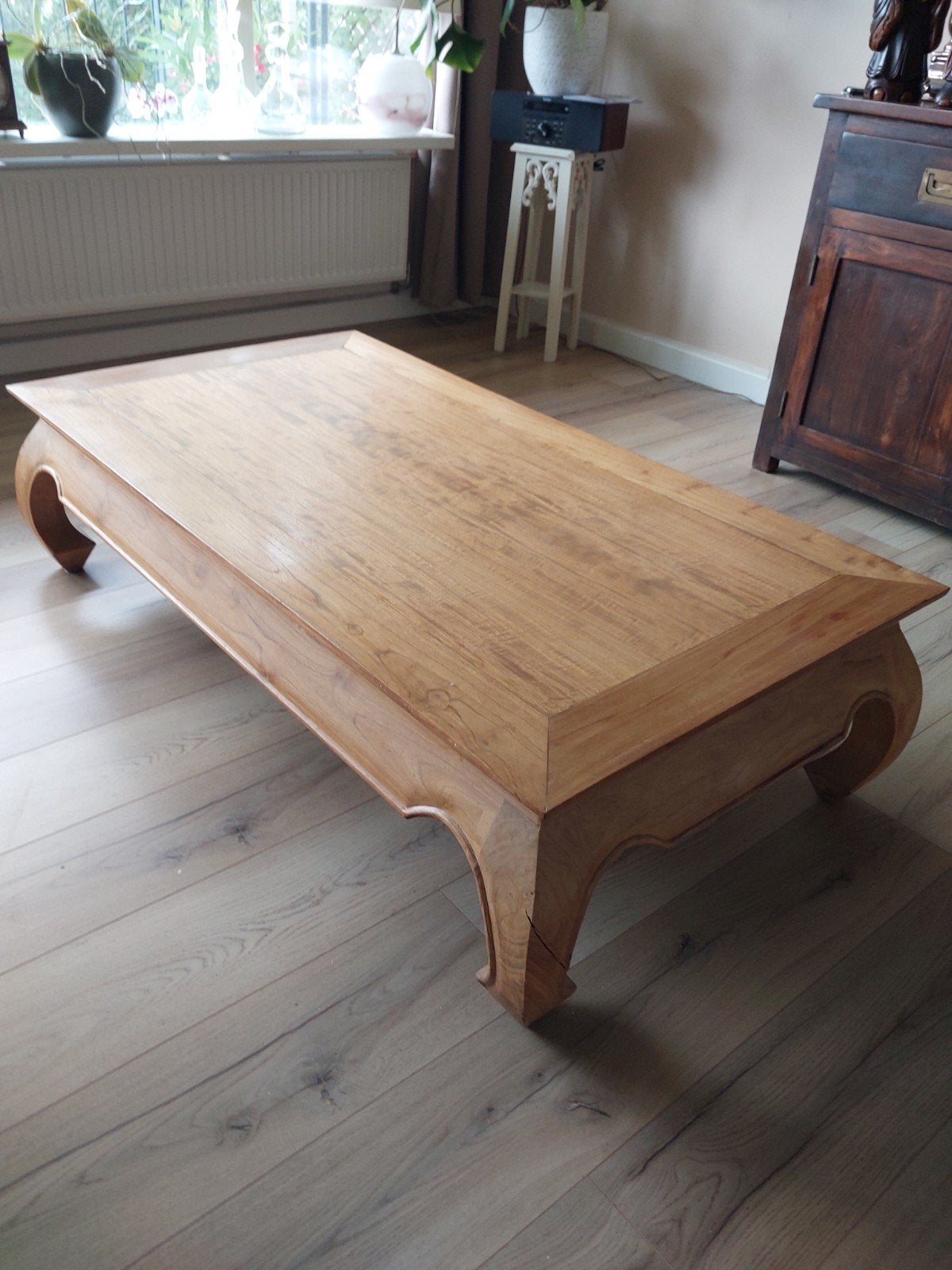 Massief houten opium salontafel met sierlijke poten, Aziatisch, Gebruikt, 100 tot 150 cm, Overige houtsoorten