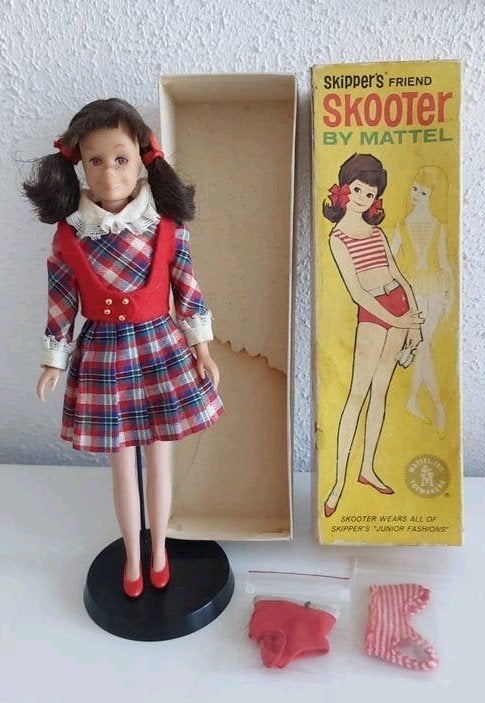 Vintage Barbie Skooter brunette in doos, Verzamelen, Ophalen of Verzenden, Gebruikt, Fashion Doll