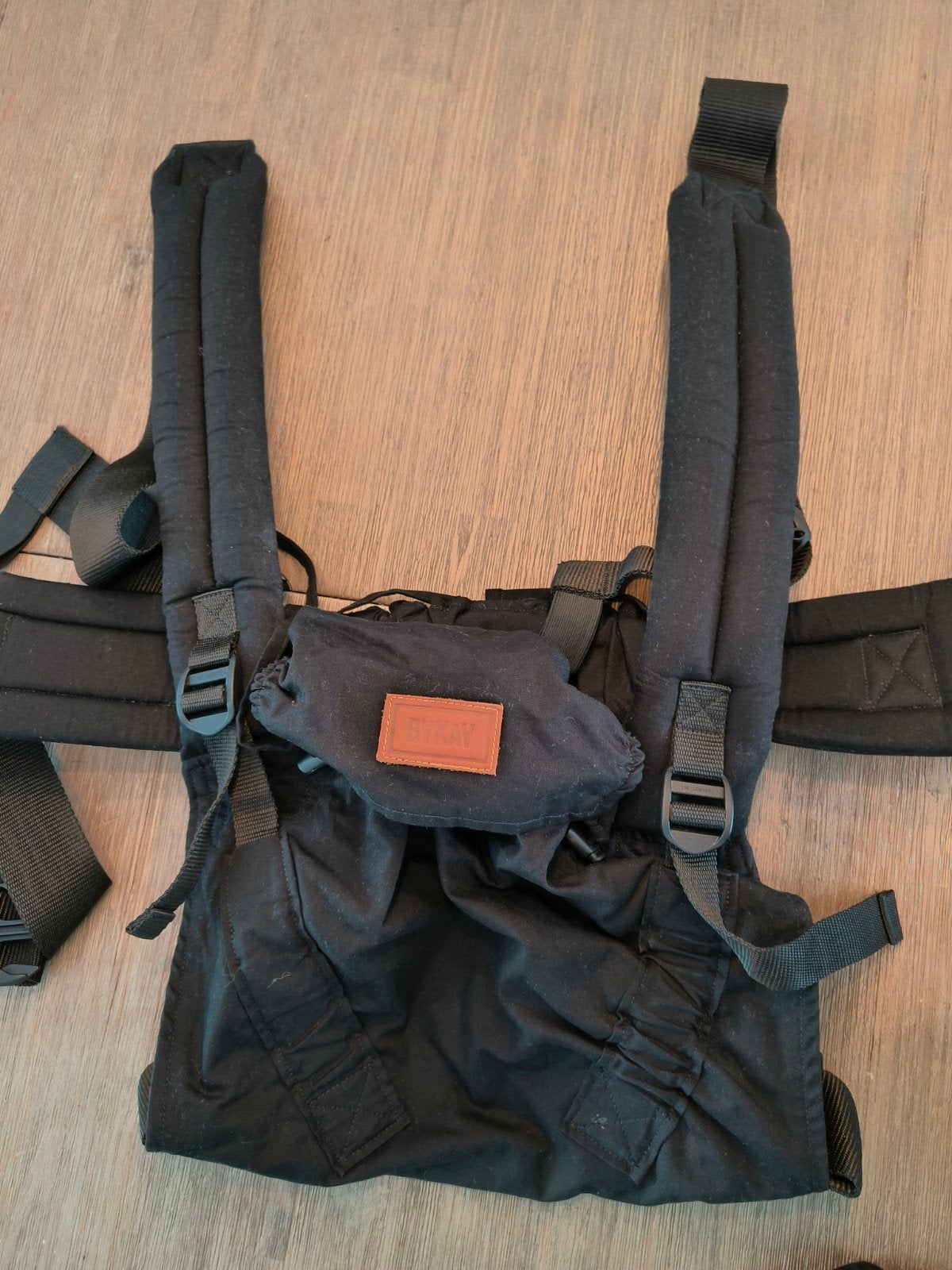 ByKay Click Carrier Deluxe Zwart - Ergonomische Draagzak, Zo goed als nieuw, Buik, Rug of Zij, Draagzak, Ophalen