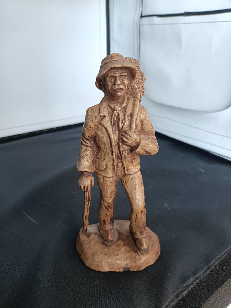 vintage houtsnijwerk beeldje wandelaar zwever met knapzak, Ophalen of Verzenden, 20 - 50 cm, Beeld, Hout
