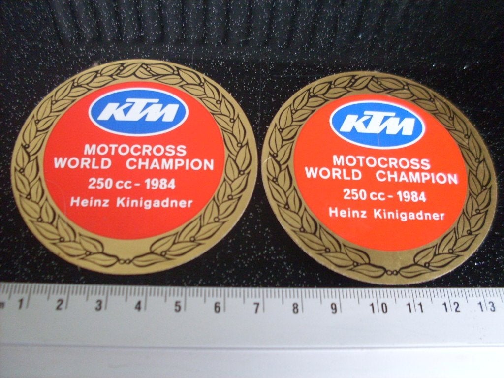 2x folie sticker world champion 250cc 1984 Heinz Kinigadner, Verzamelen, Verzenden, Zo goed als nieuw, Sport