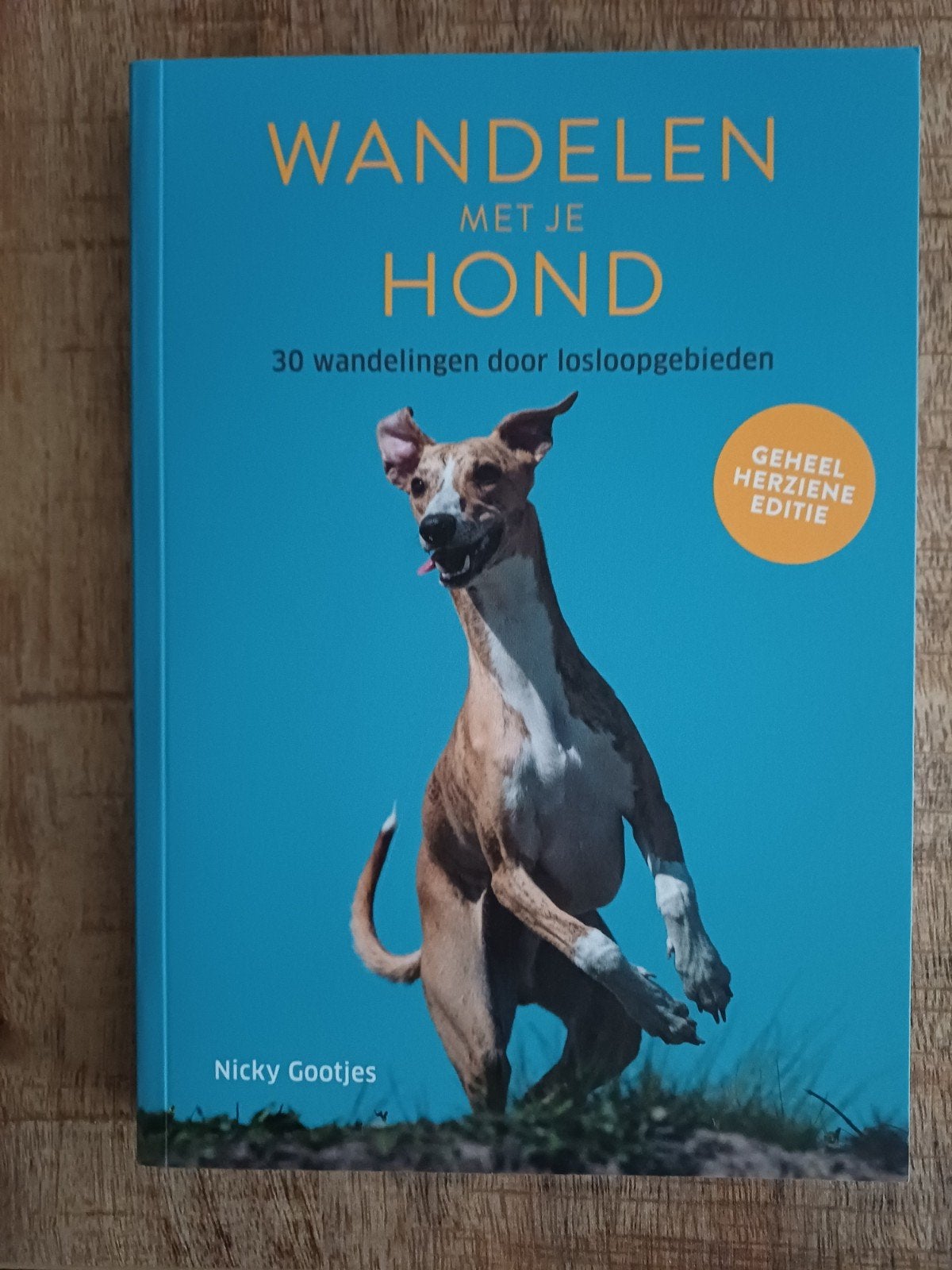 Wandelen met je hond door Nicky Gootjes, zgan, Ophalen of Verzenden, Zo goed als nieuw, Honden