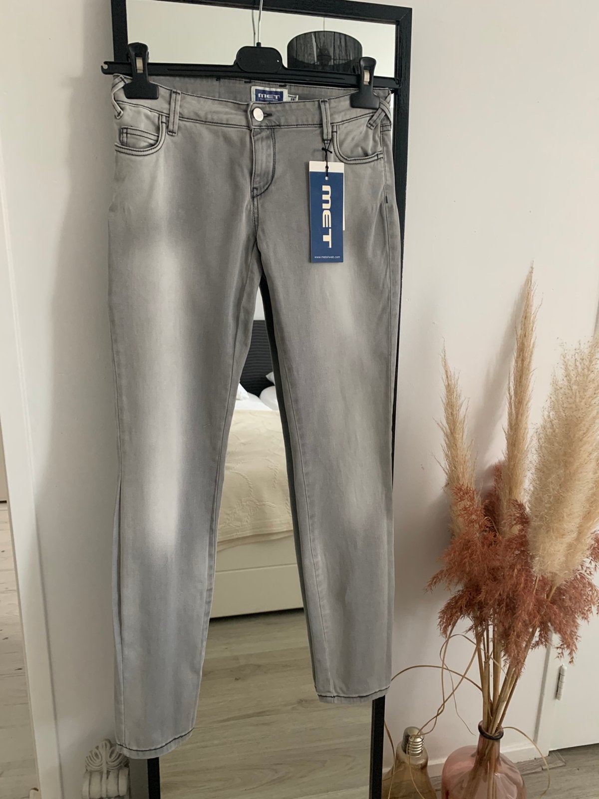 MET lichte grijze Jeans maat 28 (36) Nieuw!, Ophalen of Verzenden, Nieuw, Grijs, W28 - W29 (confectie 36)