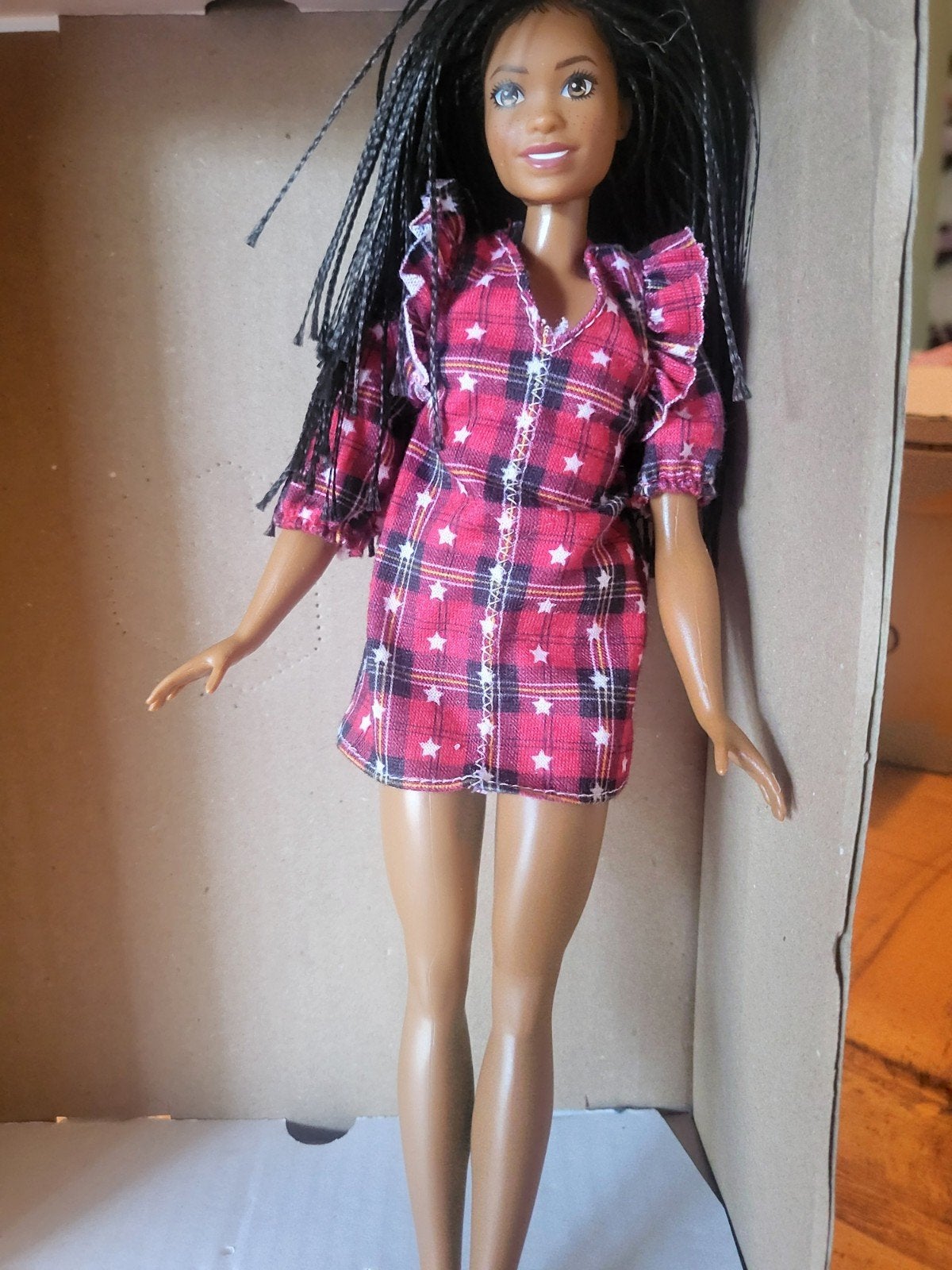 Nieuwe Mattel Barbiepop met vlechtjes en geruite jurk, Ophalen of Verzenden, Nieuw, Barbie