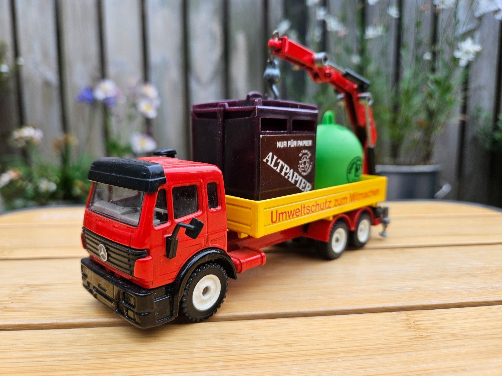 Siku Mercedes SK Umweltschutz Rood/Geel met containers, Ophalen of Verzenden, Zo goed als nieuw, Bus of Vrachtwagen, SIKU