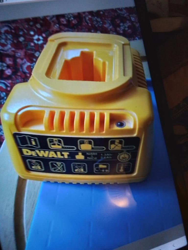DeWalt Oplader DE9116 voor diverse accu's -Zo goed als nieuw, Ophalen of Verzenden, Zo goed als nieuw