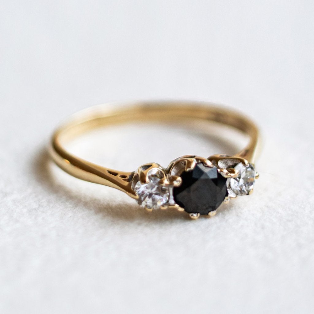Vintage 9K gouden trilogy ring met Saffier & CZ - 18,5, Ophalen of Verzenden, Zo goed als nieuw, 17 tot 18, Met edelsteen