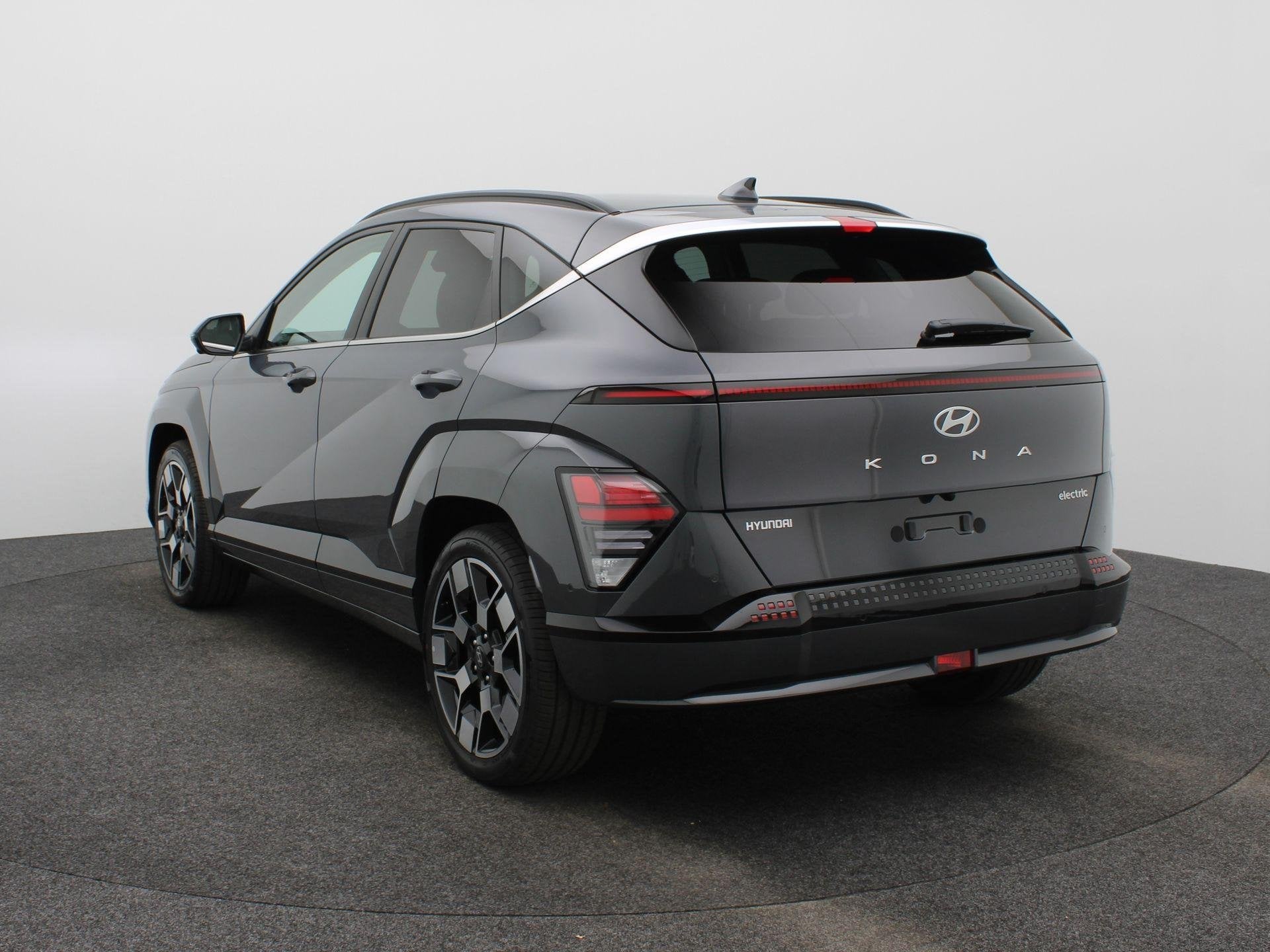 Hyundai Kona Electric Premium 64.8 kWh | Stoelverkoeling | 3, Auto's, Lichtsensor, Zwart, Met garantie (alle), Leder