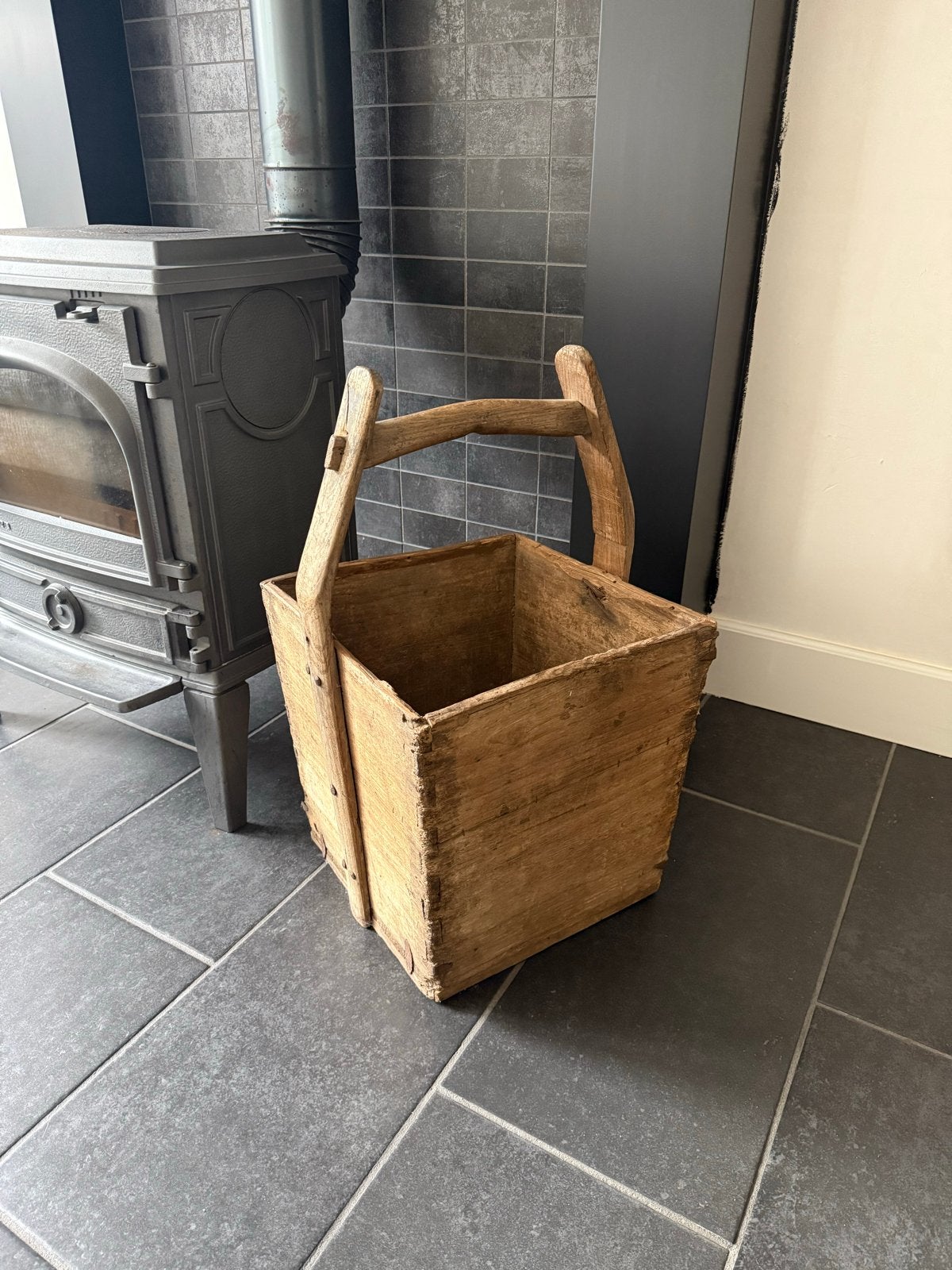 Oude decoratieve handgemaakte houten bak, Ophalen