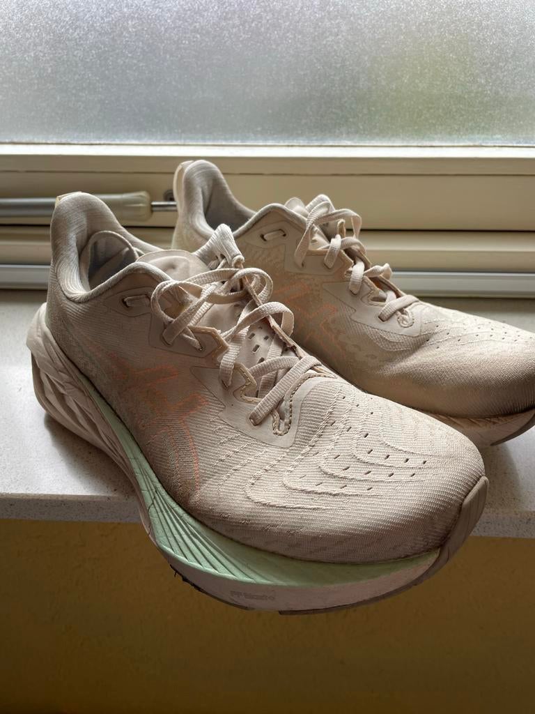 ASICS hardloopschoenen, novablast 4 maat 42, Sport en Fitness, Loopsport en Atletiek, Hardloopschoenen, Ophalen of Verzenden, Zo goed als nieuw