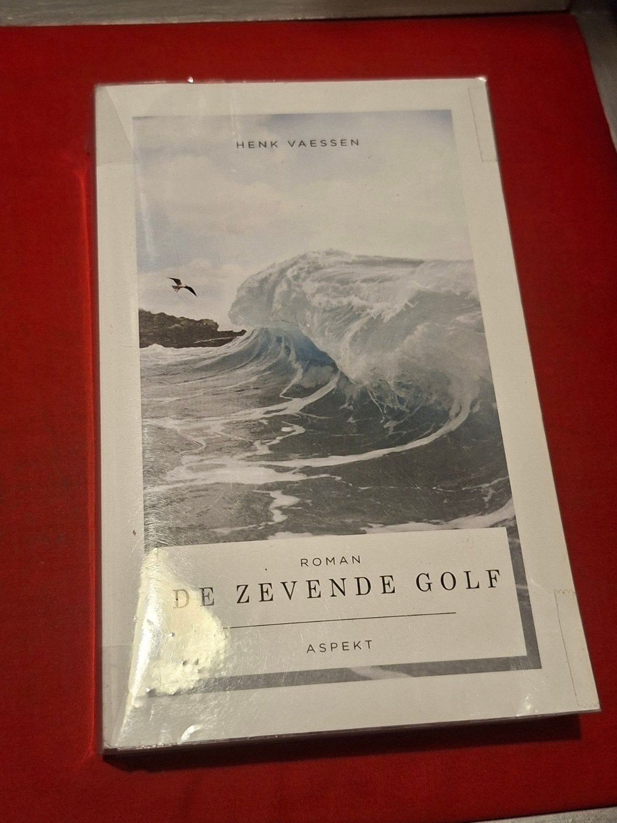 GESIGNEERD De zevende golf. Henk Vaessen. 2014 uitgave., Ophalen of Verzenden, Gelezen