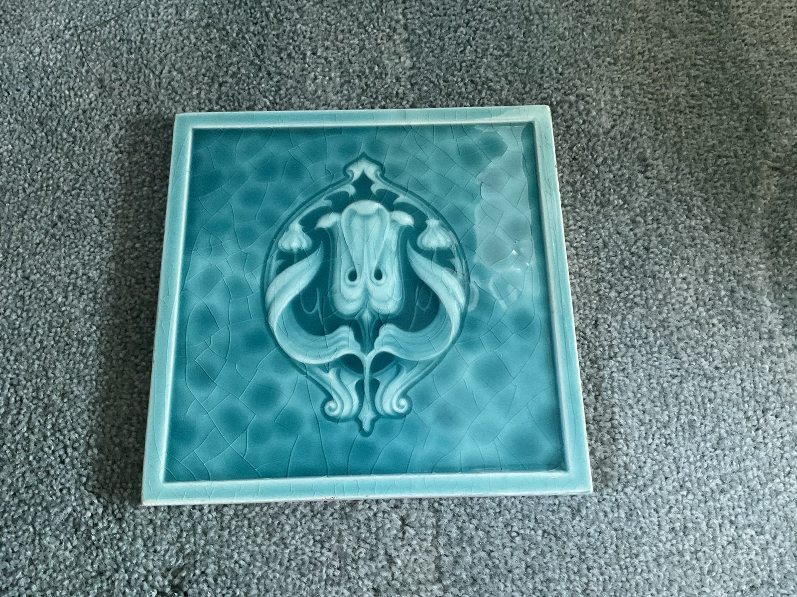 PRACHTIGE ANTIEKE H.RICHARDS ART NOUVEAU MAJOLICA WANDTEGEL, Ophalen of Verzenden