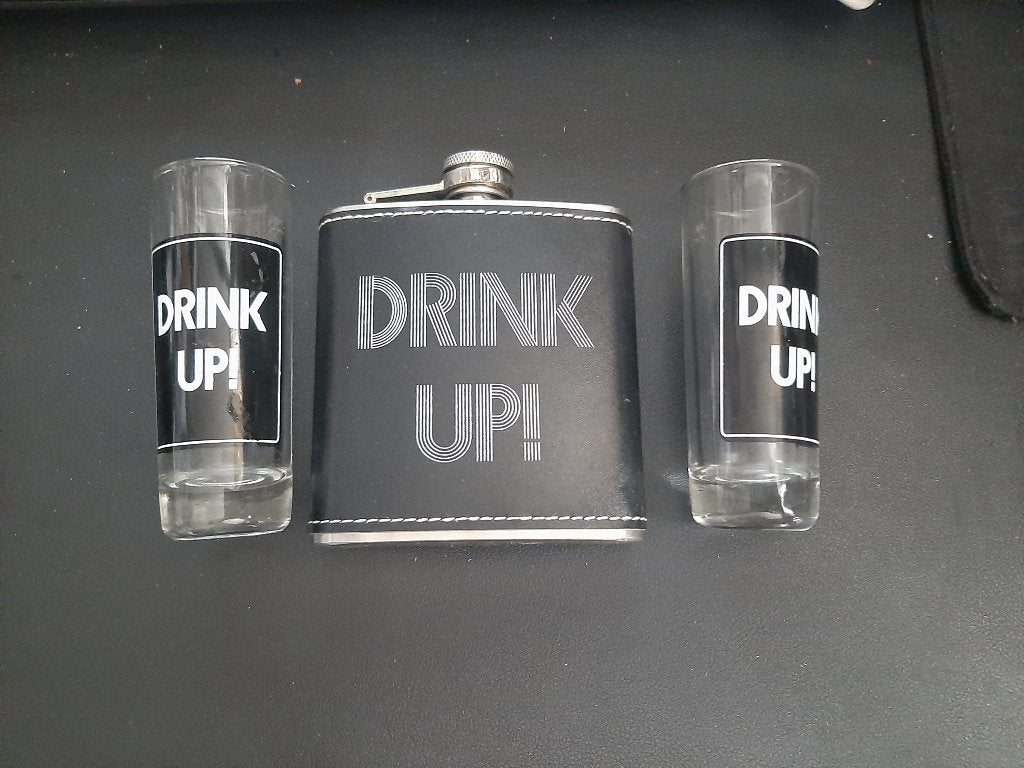 Heupfles met 2 shot glaasjes, Verzamelen, Ophalen of Verzenden, Zo goed als nieuw, Borrel- of Shotglas