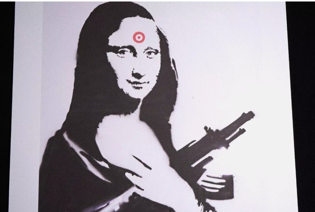 Banksy (1974) - Mona Lisa With Gun, Antiek en Kunst, Kunst | Litho's en Zeefdrukken, Lithografie, Genummerd, Gesigneerd in de plaat