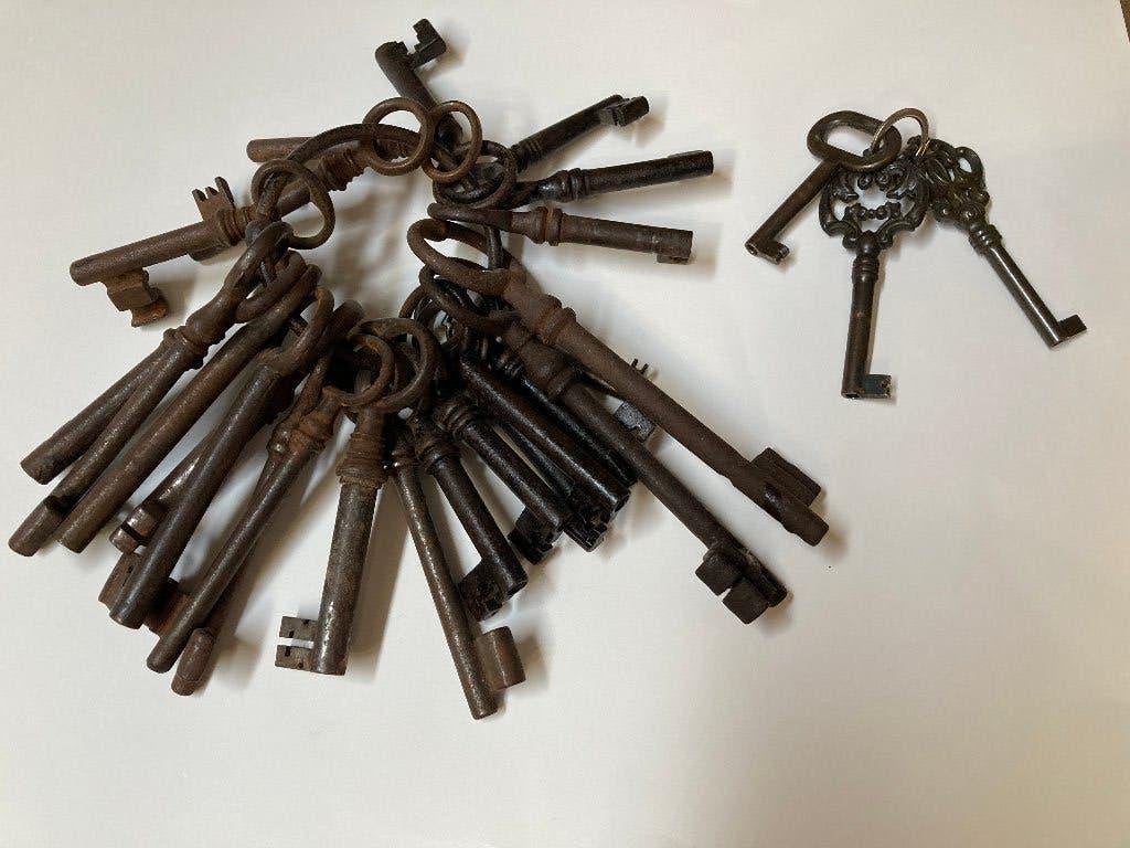50 oude sleutels + hangslot MOLa smeedwerk smid, Antiek en Kunst, Ophalen of Verzenden