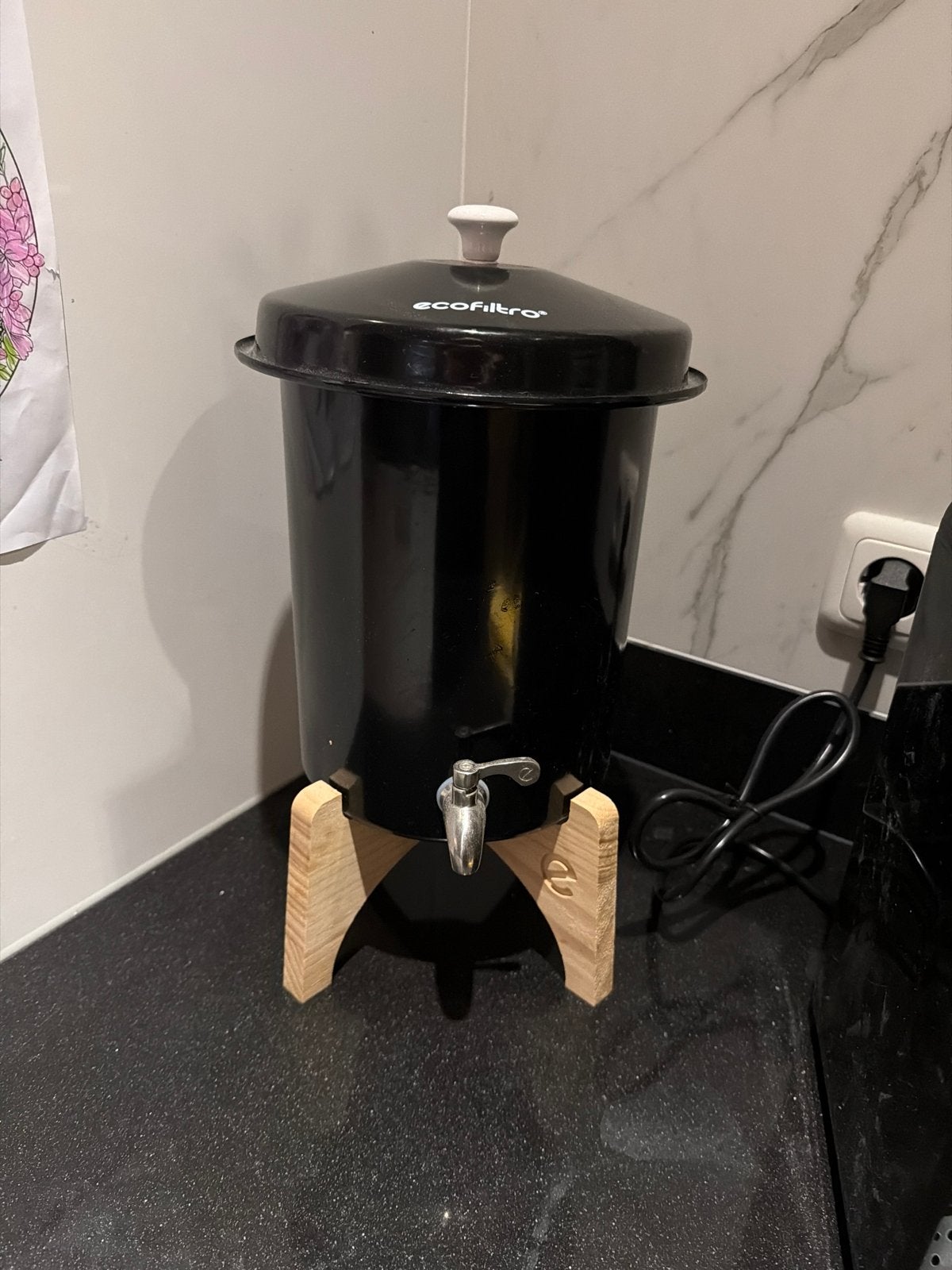 Ecofiltro waterfilter - Zwart met houten standaard, Ophalen, Overige typen, Zo goed als nieuw, Zwart