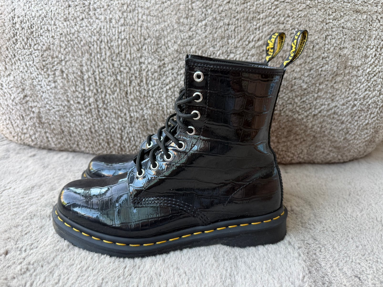 Dr. Martens 1460 Patent Lamper Croc Emboss, mt 41, Kleding | Dames, Schoenen, Ophalen of Verzenden, Zo goed als nieuw, Zwart