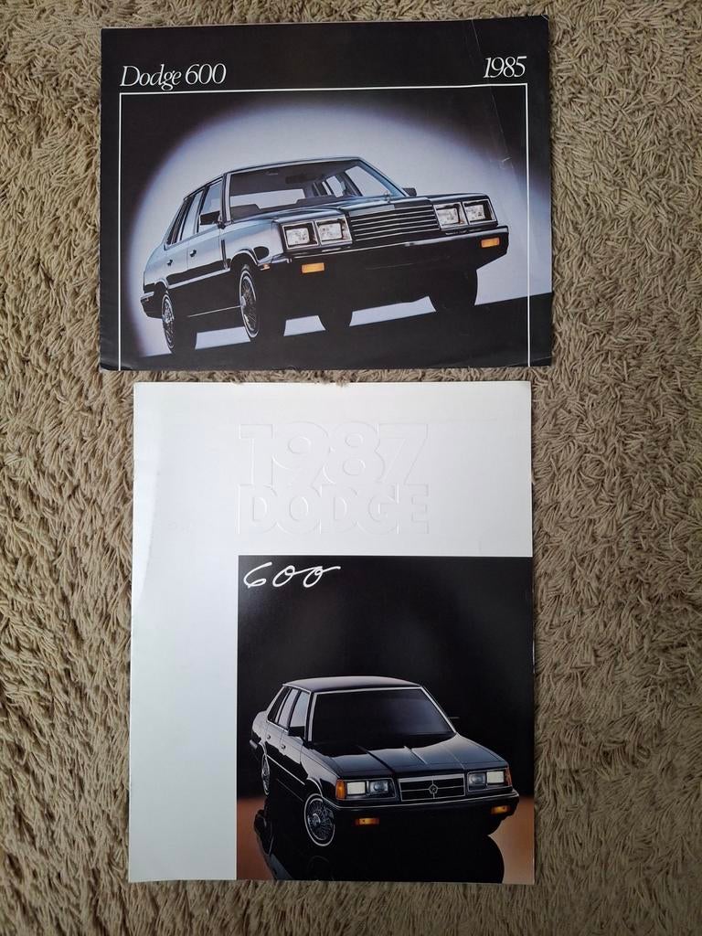 2x autofolder Dodge 600, Verzenden, Gelezen, Overige merken