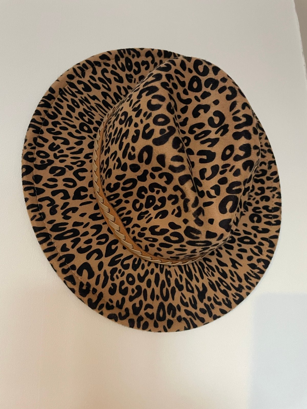 Mooie panterprint hoed - Zo goed als nieuw!, Kleding | Dames, Hoeden en Petten, Ophalen of Verzenden, Zo goed als nieuw, One size fits all