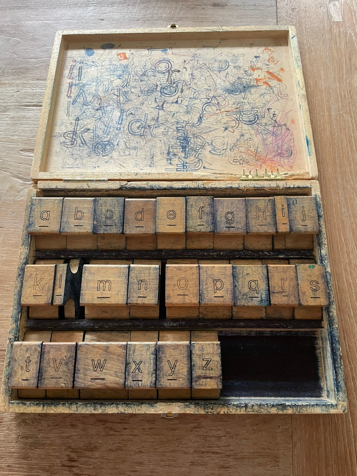 Oude letterstempels in houten kist, Ophalen of Verzenden, Gebruikt, Houten stempel