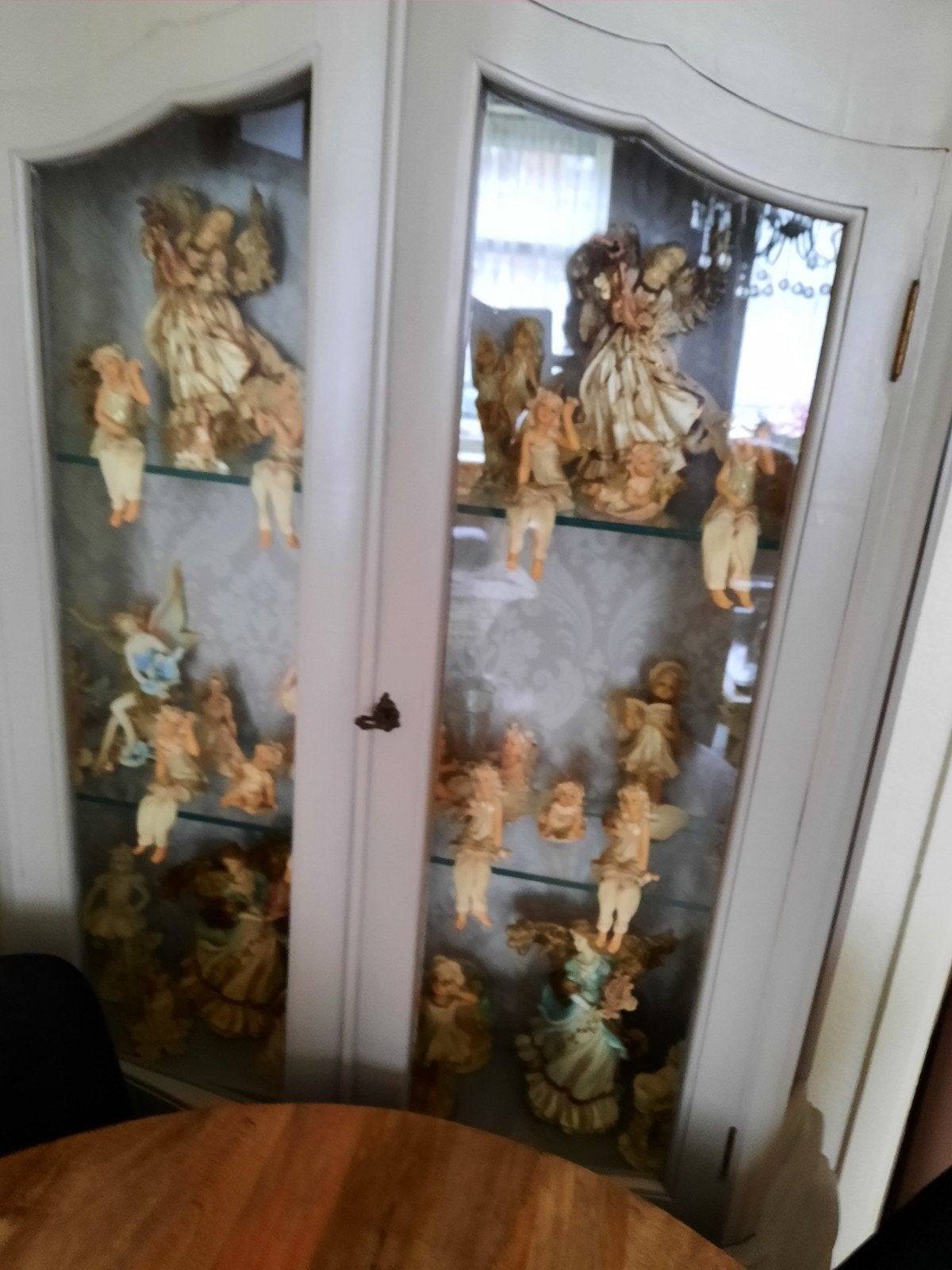 Kast en engelen beeldjes, Ophalen