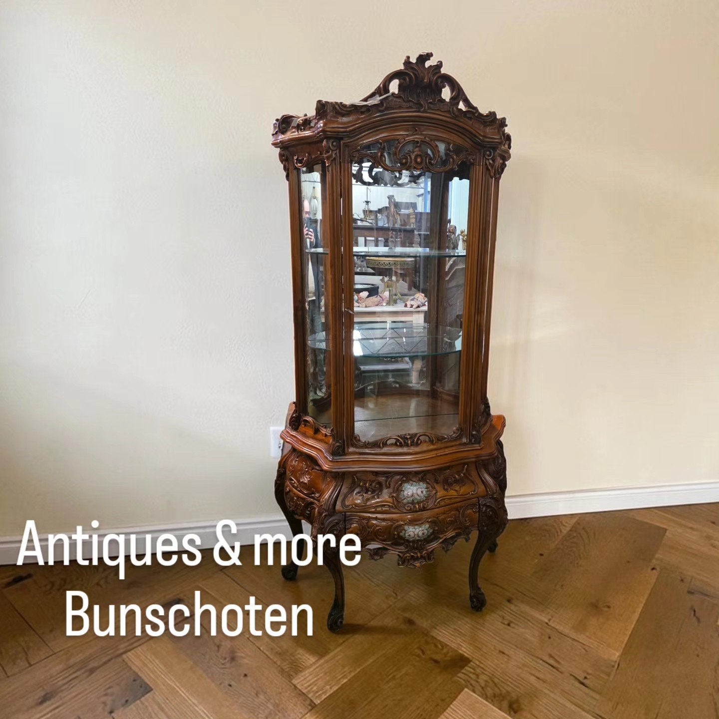 notenhouten barok vitrinekast, Ophalen