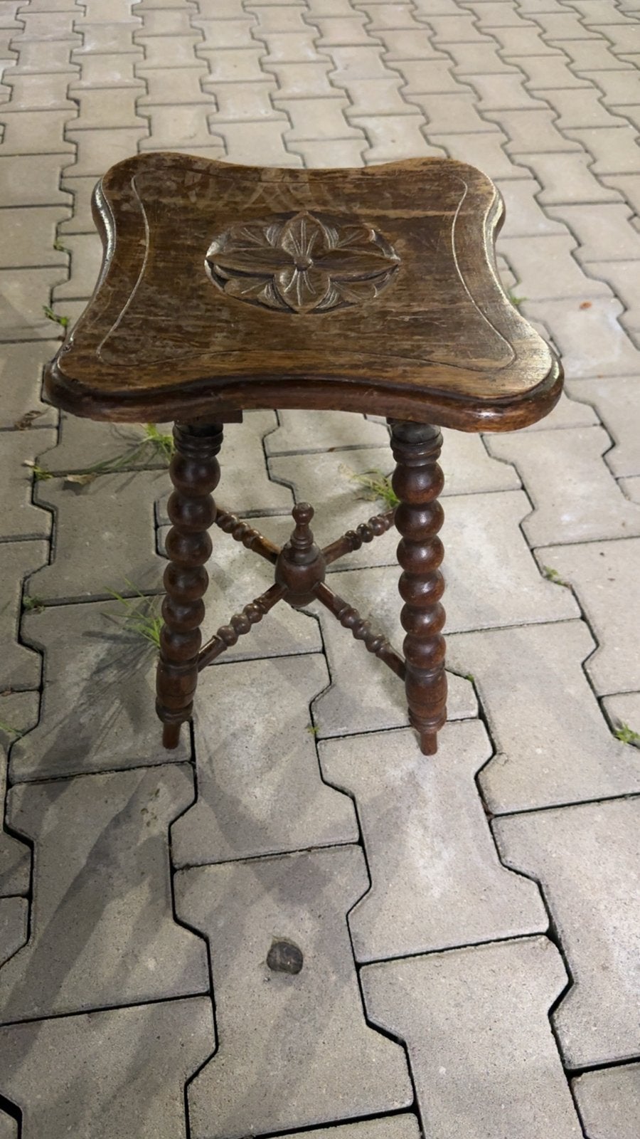 Antiek houten krukje met houtsnijwerk, Antiek en Kunst, Ophalen