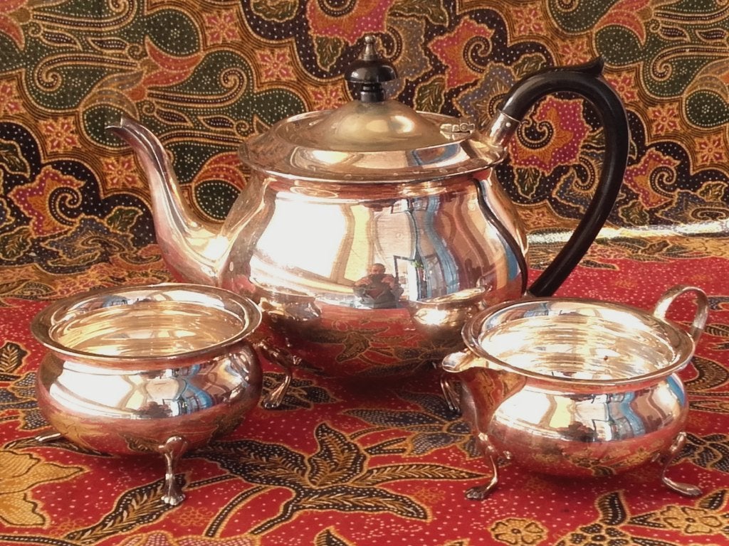 Mooi oud Engels driedelig Yeoman silverplate theeservies.