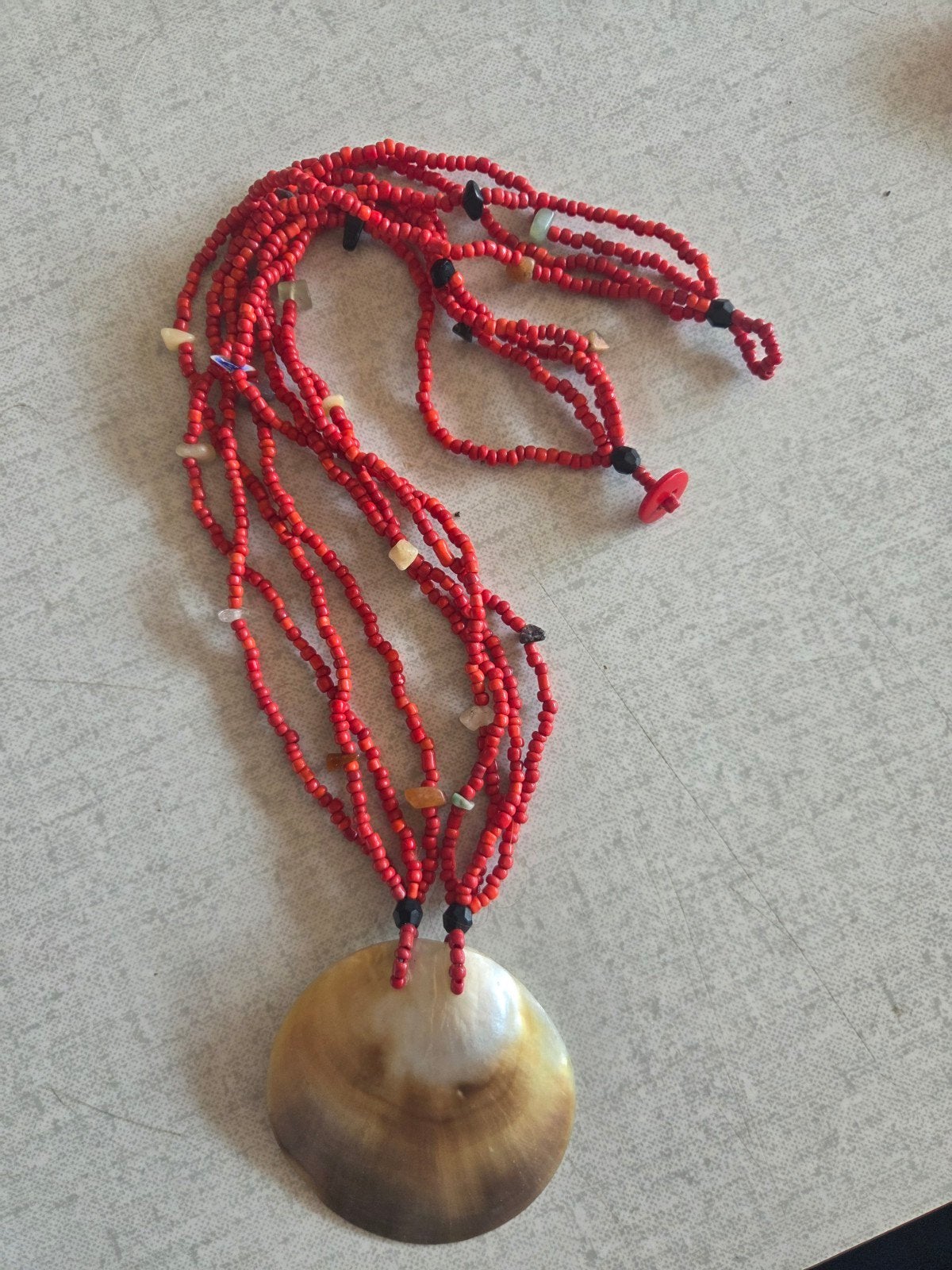 Rode kralenketting met schelphanger, Gebruikt, Ophalen of Verzenden, Rood, Overige materialen