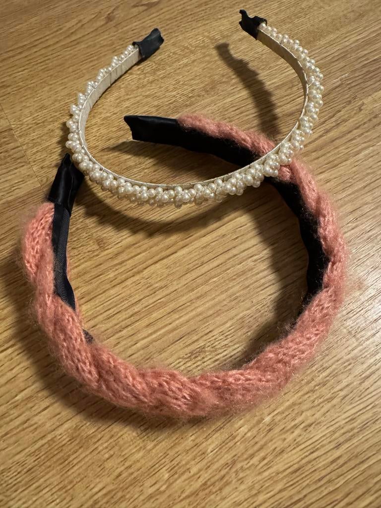 Set van 2 haarbanden: parels en roze gebreid, Ophalen of Verzenden, Zo goed als nieuw, One size fits all, Hoed
