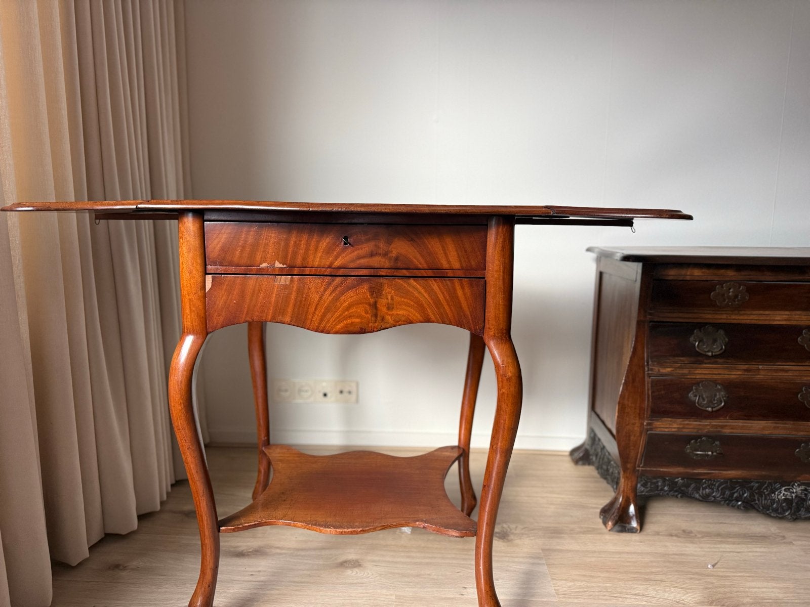 Antieke Mahoniehouten Bijzettafel met Uitschuifbare Bladen, Ophalen