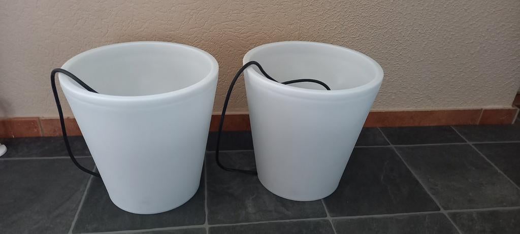 Twee bloempotten met verlichting, Ophalen