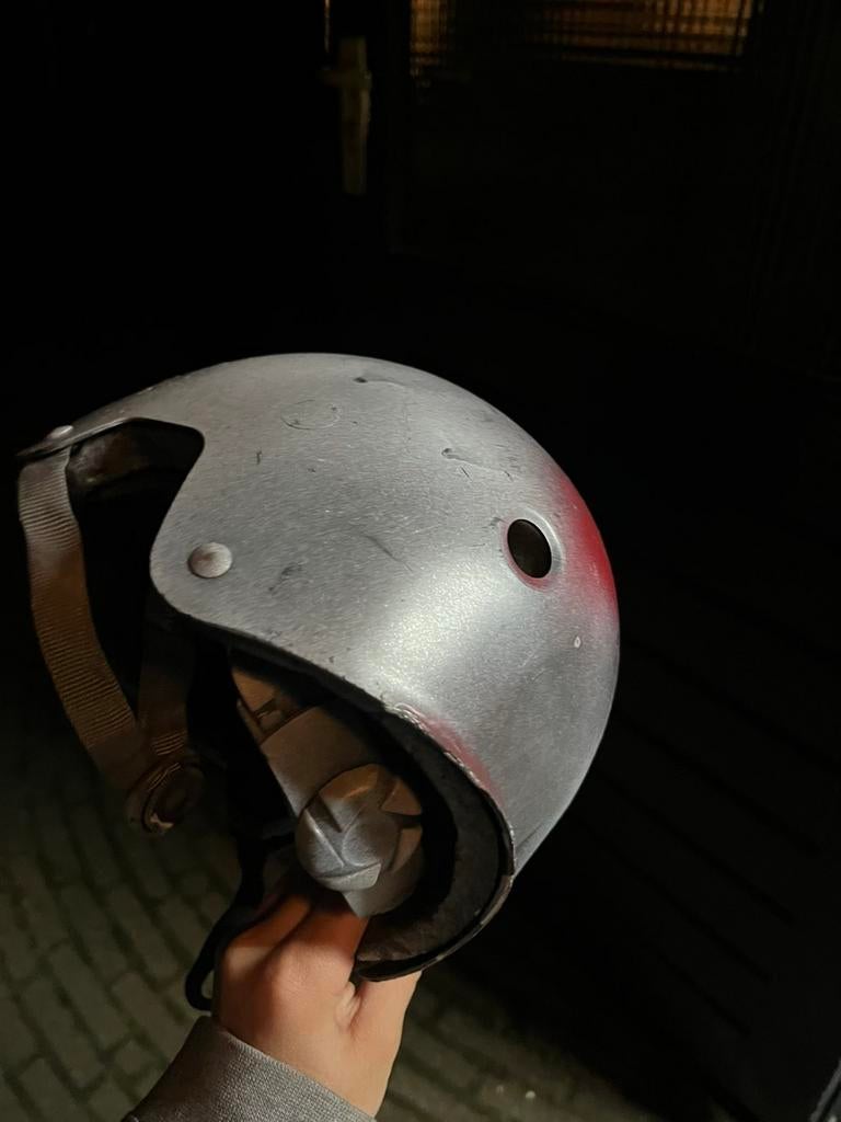 Geverfde helm, Ophalen