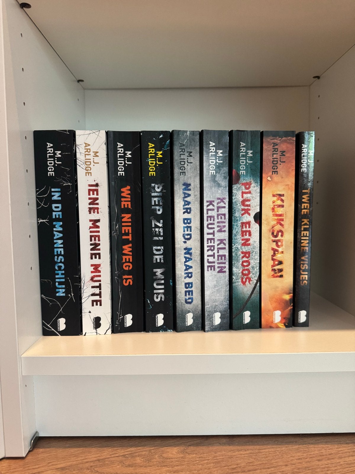 M.J. Arlidge boekenreeks - 8 thrillers, Boeken, Ophalen, Gelezen