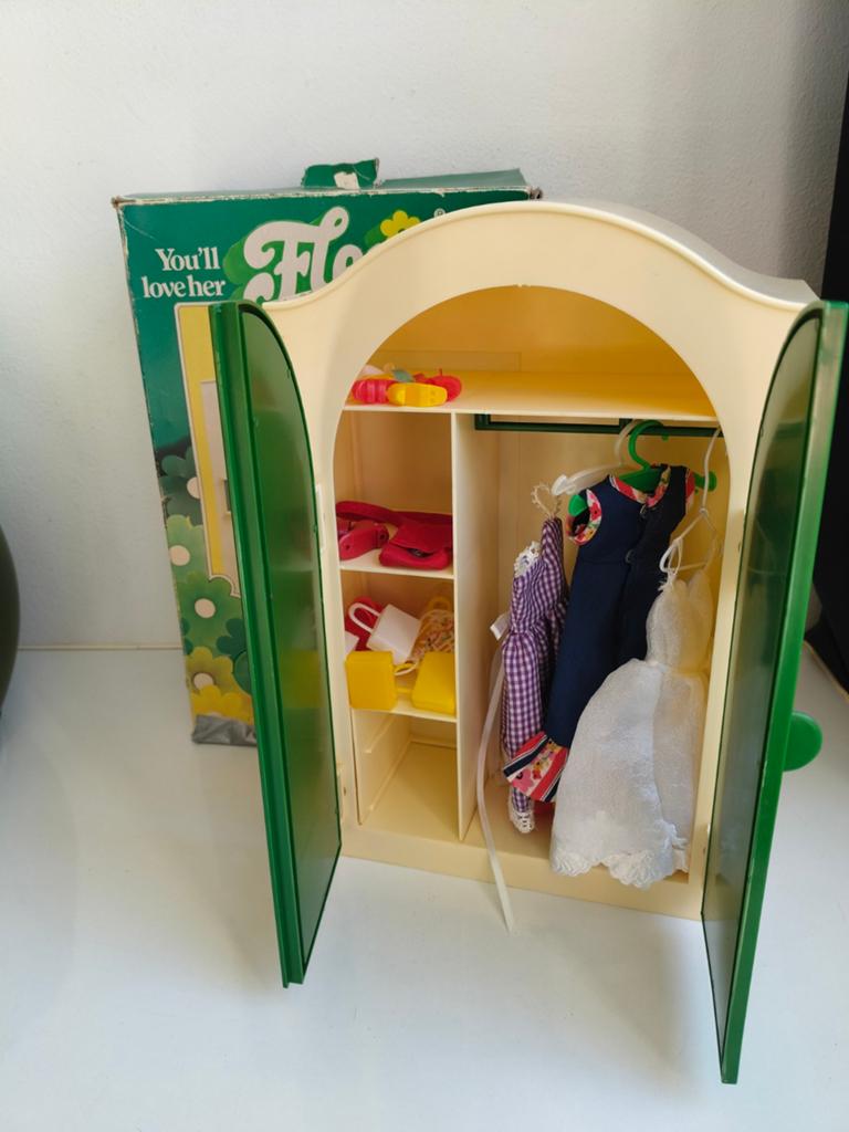Vintage Fleur kledingkast voor poppen, Kinderen en Baby's, Speelgoed | Poppenhuizen, Ophalen of Verzenden, Gebruikt, Toebehoren