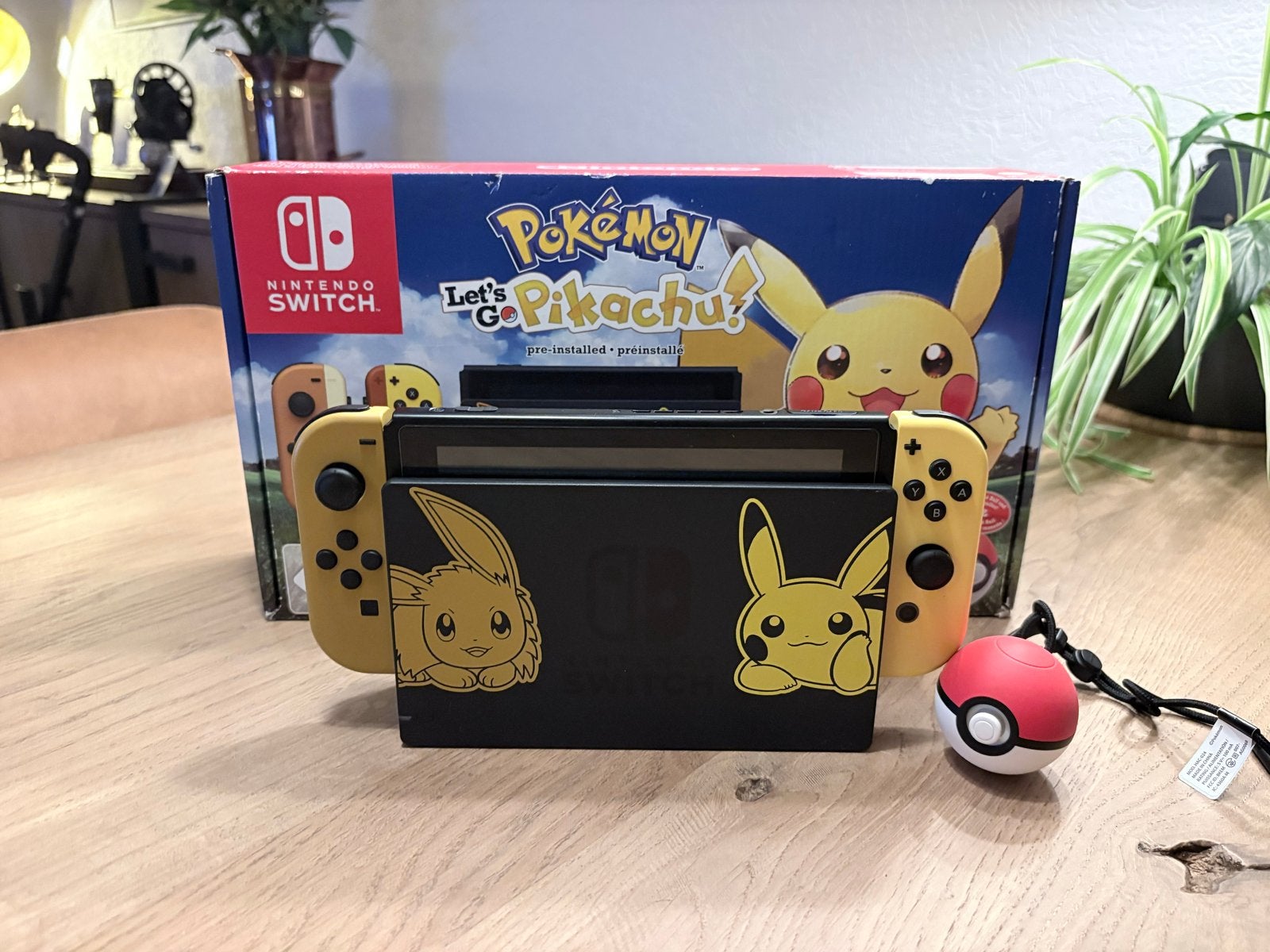Nintendo Switch Pikachu Eevee Editie Compleet, Spelcomputers en Games, Met 2 controllers, Ophalen of Verzenden, Switch Original