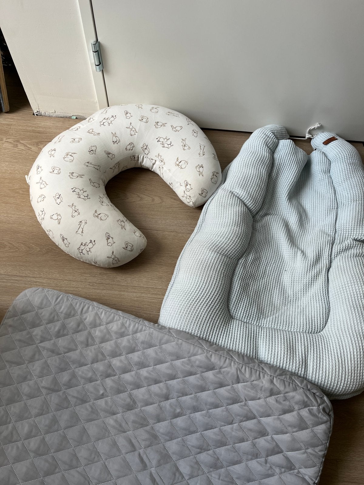 Baby kussens: voedingskussen, nestje en matrasje, Ophalen, Zo goed als nieuw