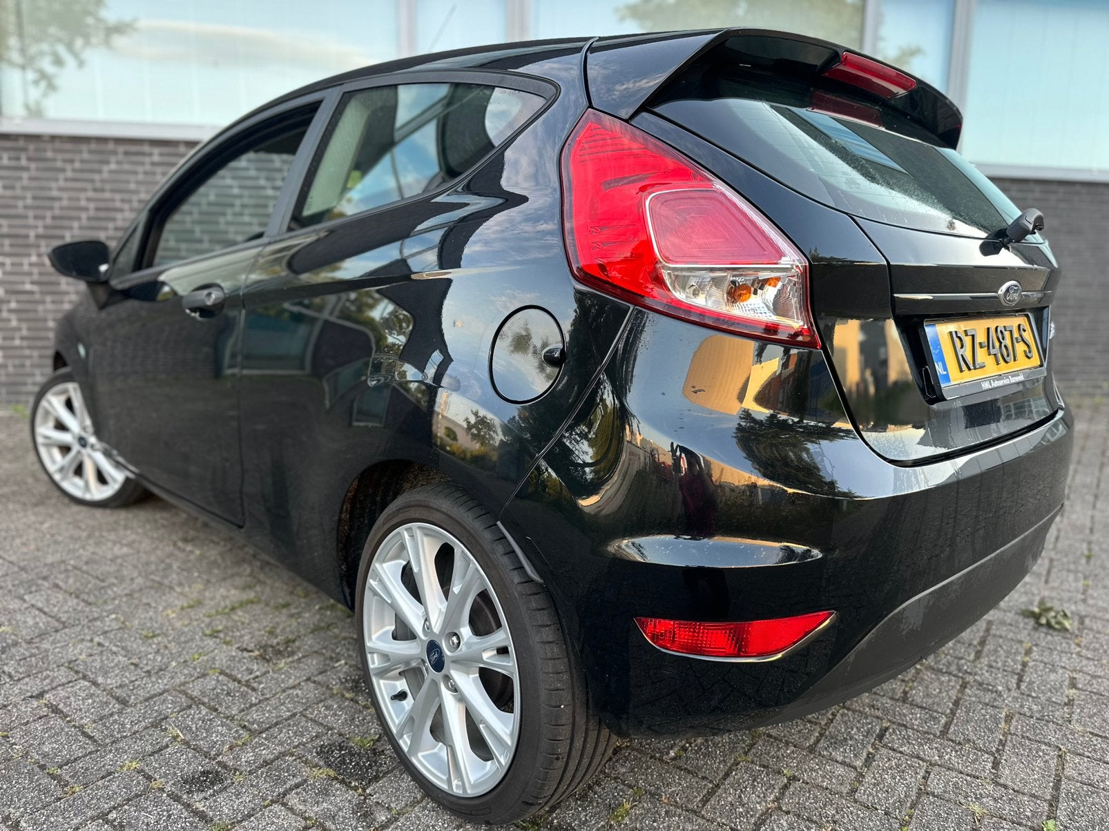 Foto 9 van Ford Fiësta 1.25 44KW 3DR 2014 Zwart/17INCH/CRPLY/NW ONDRHD