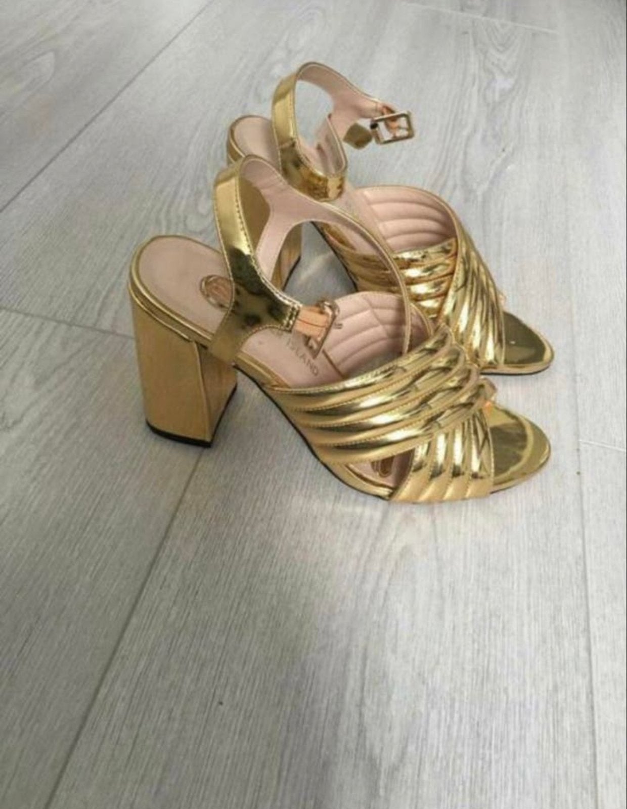 Gouden sandalen met hak - River Island maat 37, Ophalen of Verzenden, Zo goed als nieuw, Overige kleuren, Sandalen of Muiltjes