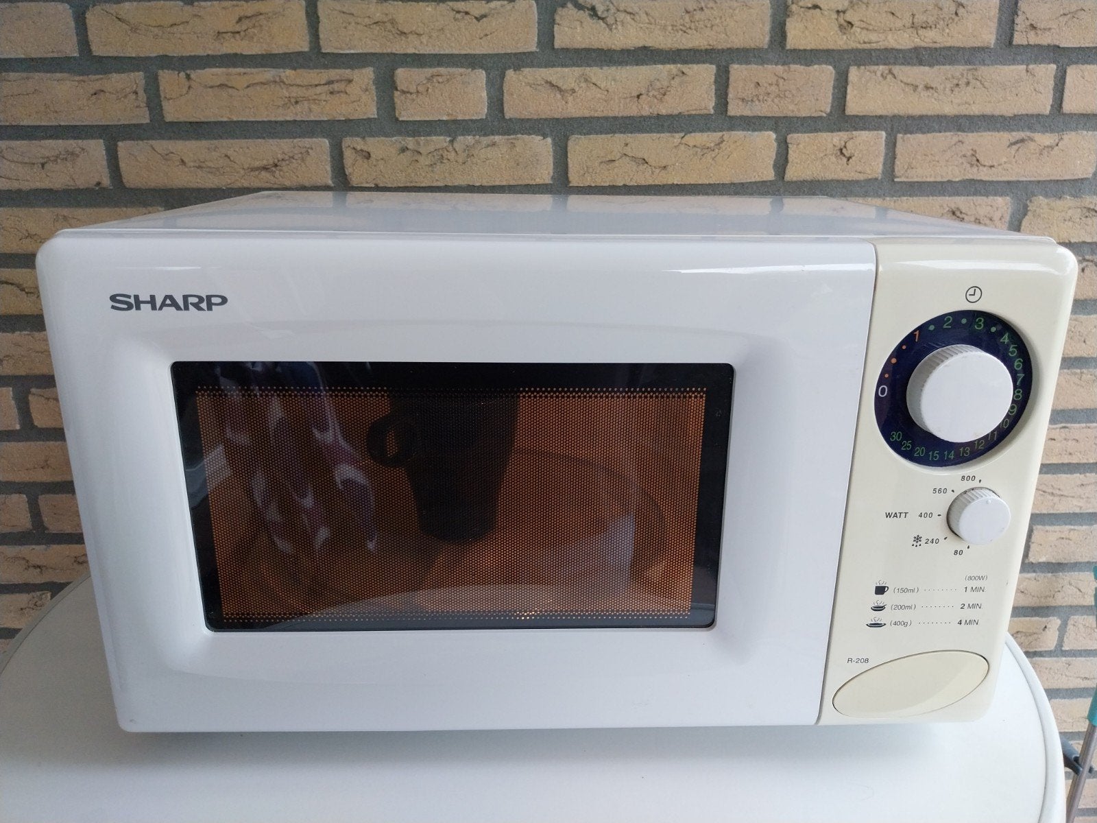 Sharp Magnetron 800W met 30 minuten klok, Ophalen, Draaiplateau, Vrijstaand, Magnetron