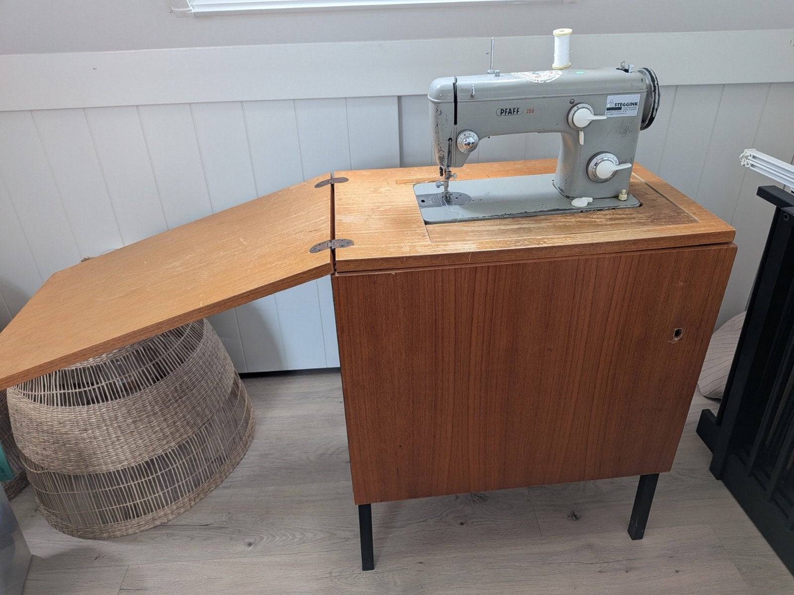 Ouderwetse Pfaff 260 naaimachine in kastje, goed onderhouden, Antiek en Kunst, Antiek | Naaimachines, Ophalen