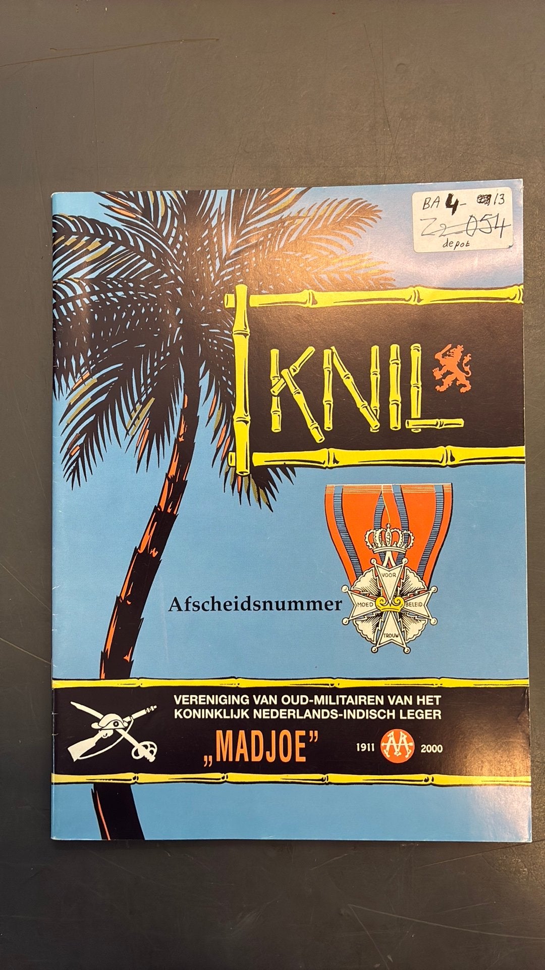 KNIL afscheidsnummer ‘Madjoe’, Verzamelen, Militaria | Algemeen, Ophalen of Verzenden, Landmacht, Azië, Boek of Tijdschrift