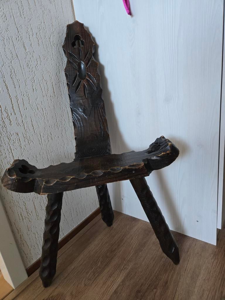 Antiek driepoot stoeltje, Ophalen