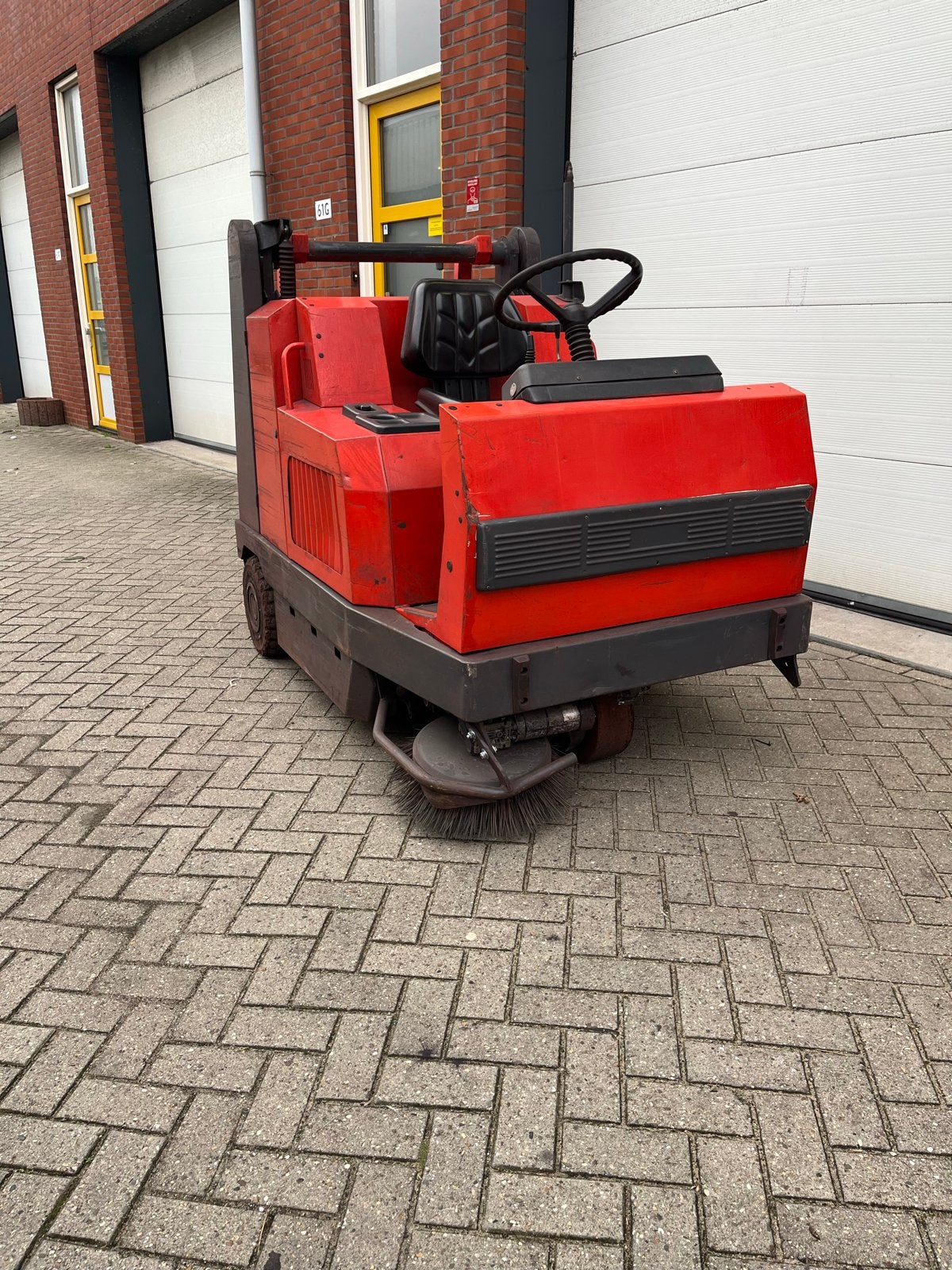 Hako Jonas 1450E veegmachine met nieuwe batterijen, Ophalen