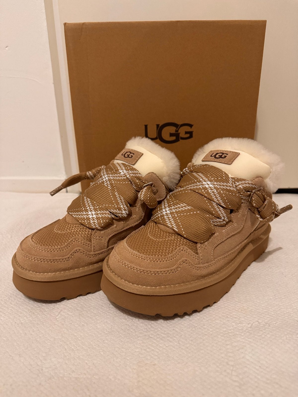 UGG Lowmel Sand Sneakers Maat 37, Beige, Nieuw, Ophalen of Verzenden, Sneakers of Gympen