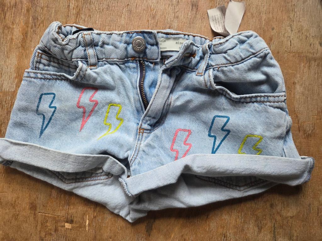 Mooie korte spijkerbroek van het merk ZARA maat 128, Kinderen en Baby's, Kinderkleding | Maat 128, Ophalen of Verzenden, Zo goed als nieuw